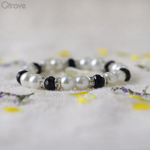 Handcrafted Bead Bracelet In Black And White Pearls